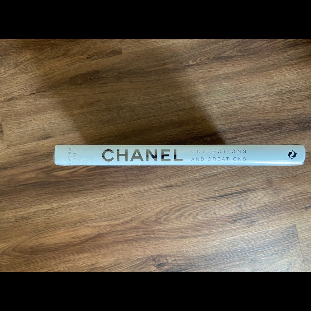 Chanel Book - Picture 8 of 8